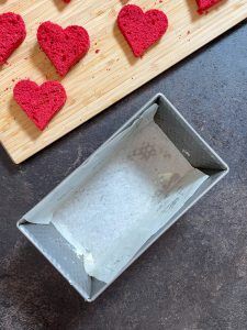 Backform gefettet und mit Backpapier ausgelegt fuer die Herstellung vom Herzkuchen nach einem Rezept von Foodbloggerin Verena Pelikan