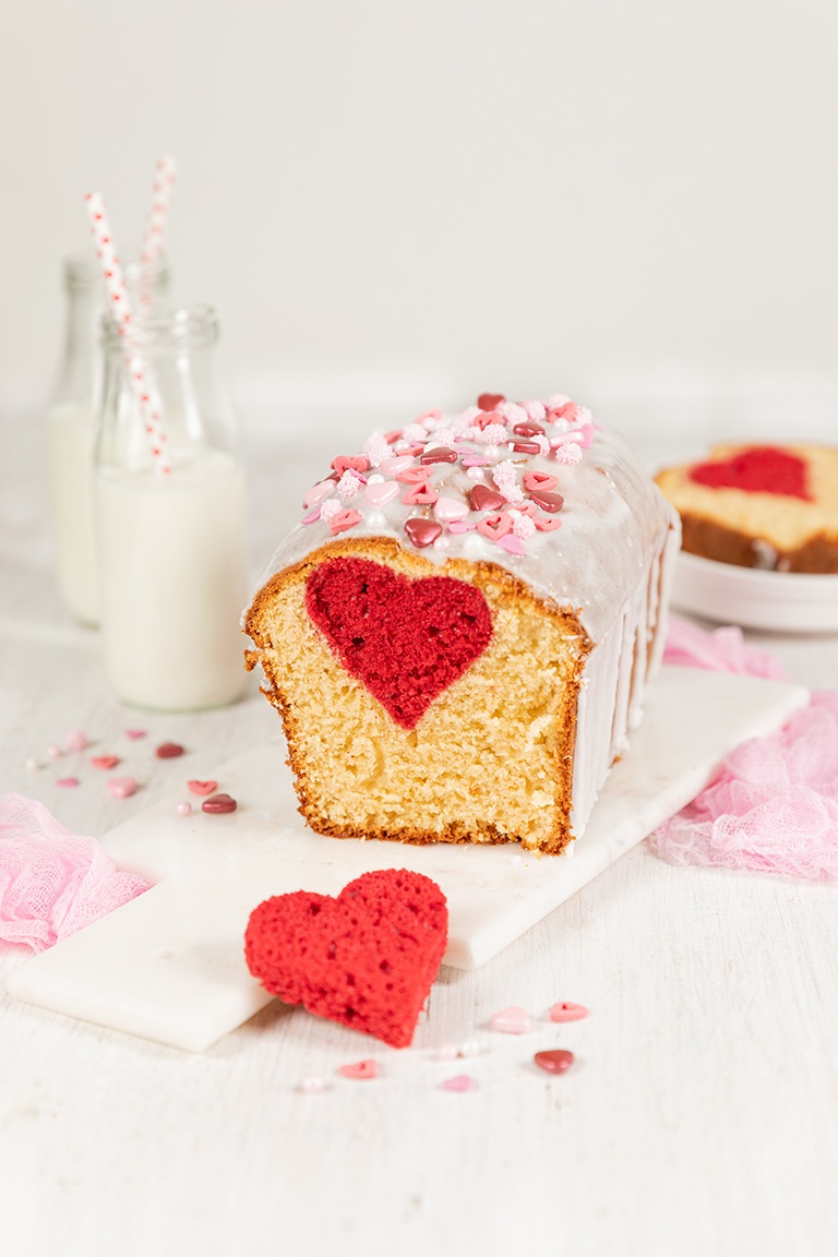 Einfacher Kuchen mit Herz und Zitronenglasur fuer den Valentinstag nach einem Rezept von Foodblooggerin Verena Pelikan von Sweets & Lifestyle®