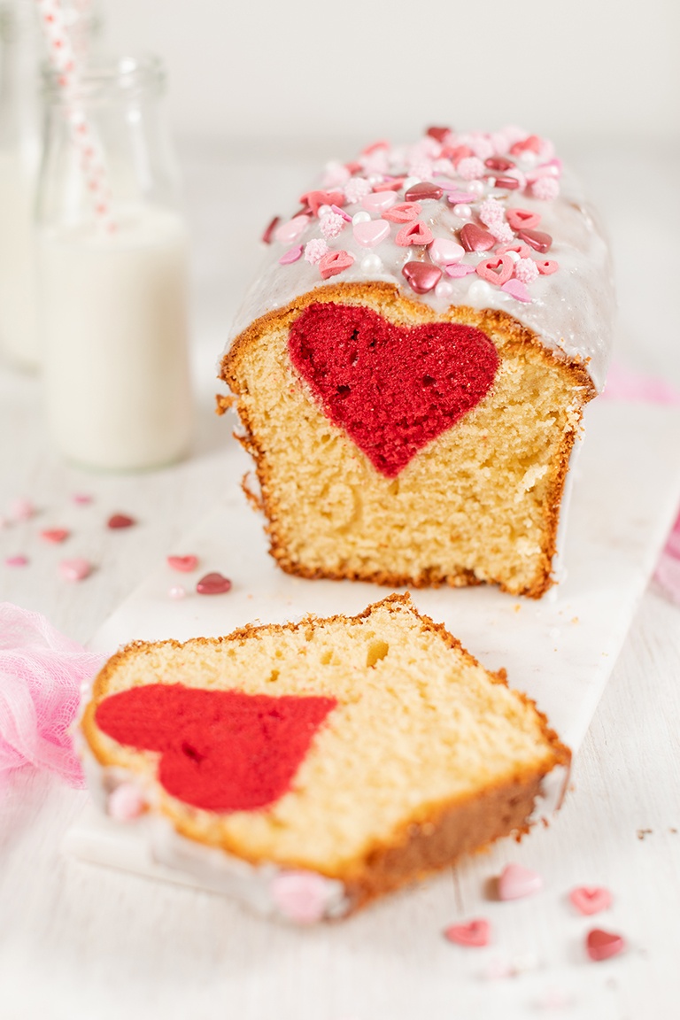 Einfacher Kuchen mit Herz im Inneren perfekt fuer den Valentinstag und Muttertag nach einem Rezept von Foodbloggerin Verena Pelikan