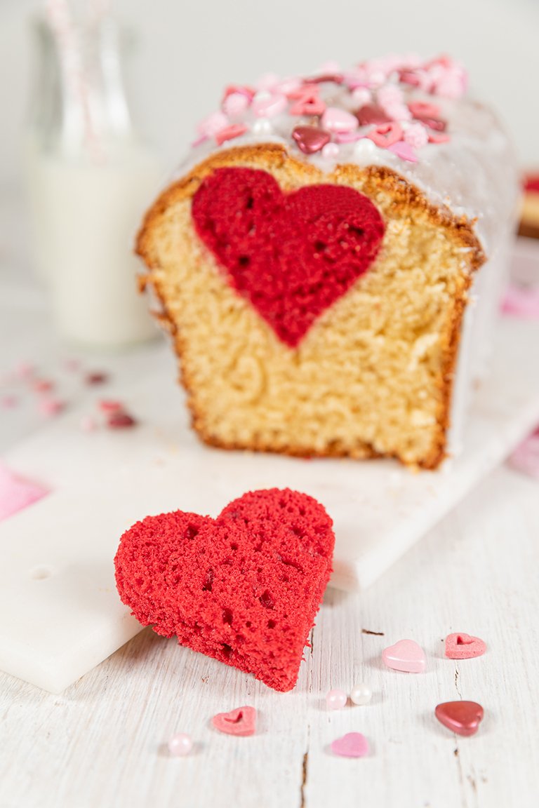 Kuchen mit Herzmotiv im Inneren perfekt fuer den Valentinstag und den Muttertag nach einem Rezept von Sweets & Lifestyle®