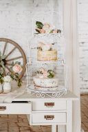 Selbst gemachte Hochzeitstorten nach Rezepten von Foodbloggerin Verena Pelikan mit frischen Blumen dekoriert