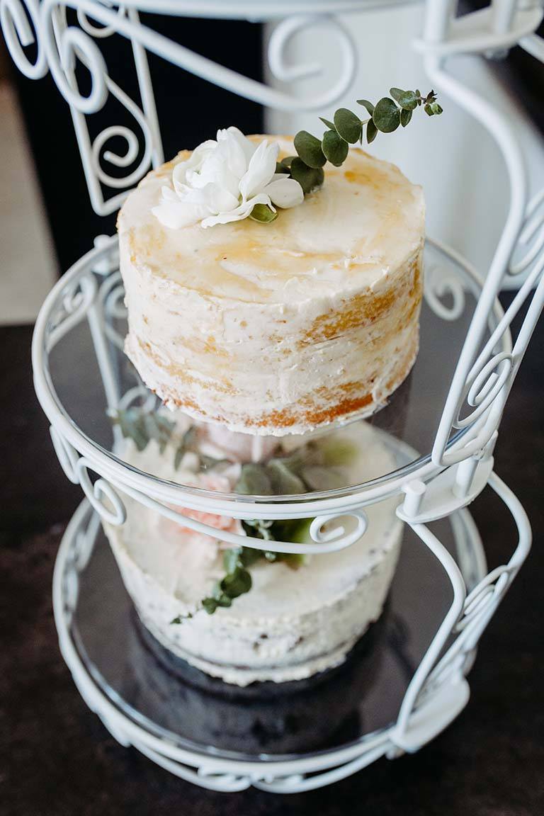 Weisse Sachertorte nach einem Rezept von Foodbloggerin Verena Pelikan mit echten Blumen verziert als selbst gemachte Hochzeitstorte