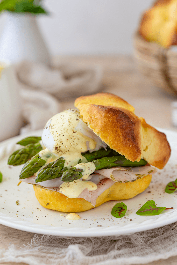 Eggs Benedict mit gruenem Spargel auf Osterpinze nach einem Rezept von Foodbloggerin Verena Pelikan