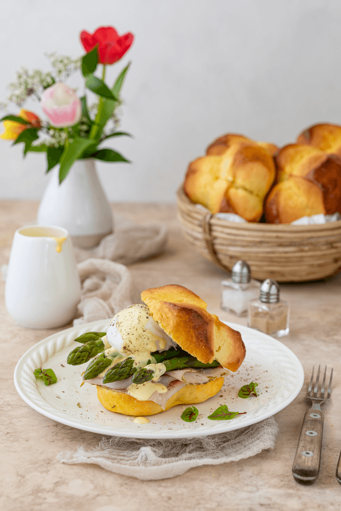 Eggs Benedict mit Spargelschinken und gruenem Spargel in Osterpinze nach einem Rezept von Foodbloggerin Verena Pelikan