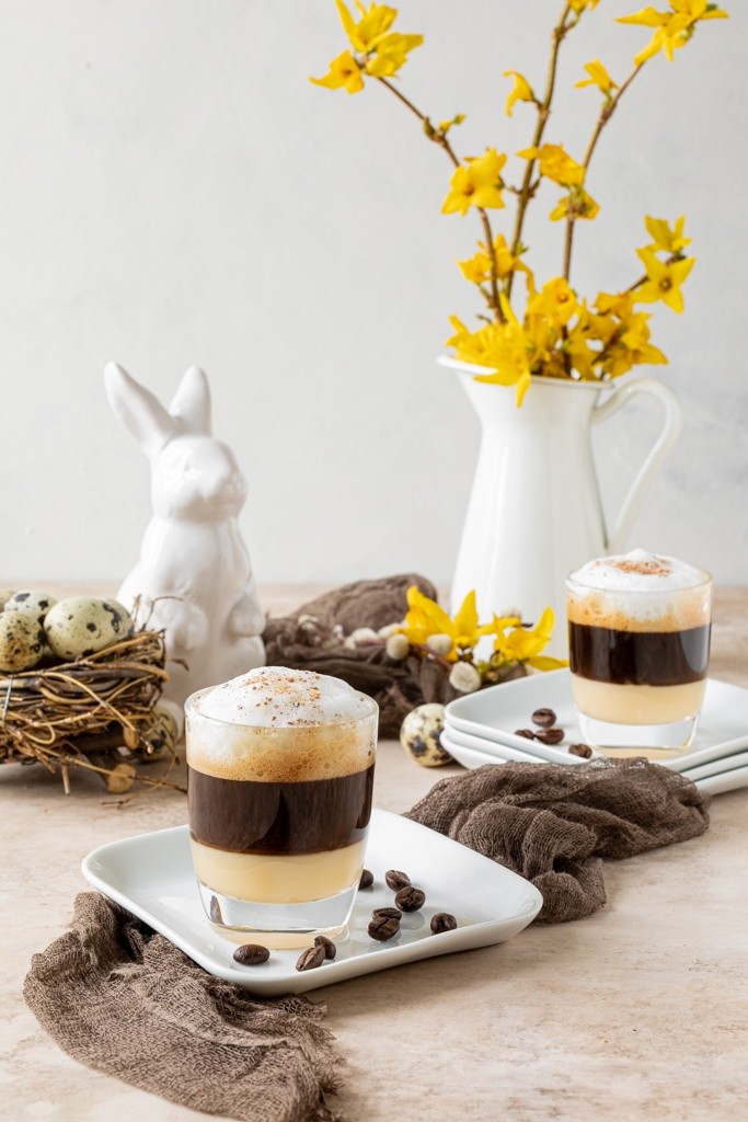 Leckerer Eierlikoer Kaffee perfekt fuer den Osterbrunch nach einem Rezept von Foodbloggerin Verena Pelikan