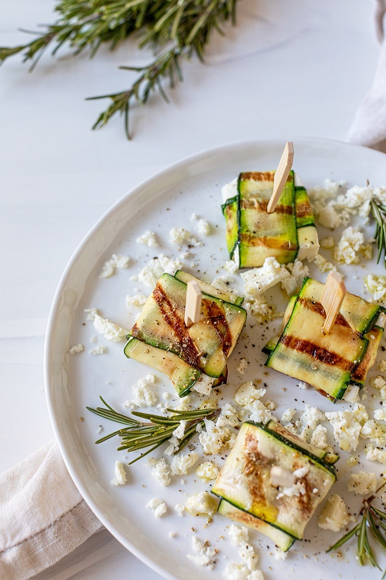 Gegrillte Zucchini Feta Paeckchen als sommerliches Fingerfood nach einem Rezept von Foodbloggerin Verena Pelikan