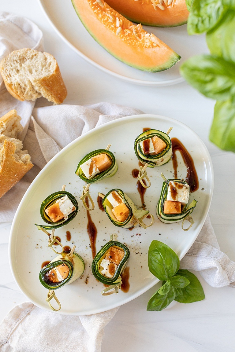 Zucchini Roellchen mit Schafskaese und Melone als erfrischendes Fingerfood im Sommer nach einem Rezept von Foodbloggerin Verena Pelikan