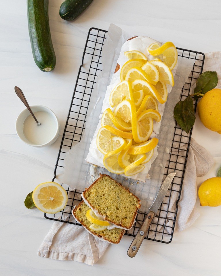 Erfrischender Zucchini Zitronen Kuchen gebacken nach einem Rezept von Foodbloggerin Verena Pelikan