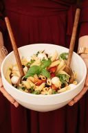Rezept fuer einen italienischen Nudelsalat mit Tomaten Rucola und Mozzarella von Foodbloggerin Verena Pelikan