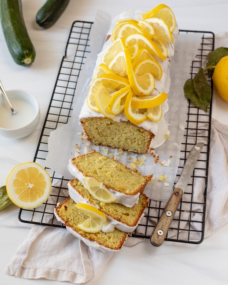 Saftiger Zucchini Zitronen Kuchen mit Zuckerguss und frischen Zitronenscheiben gemacht nach einem Rezept von Foodbloggerin Verena Pelikan