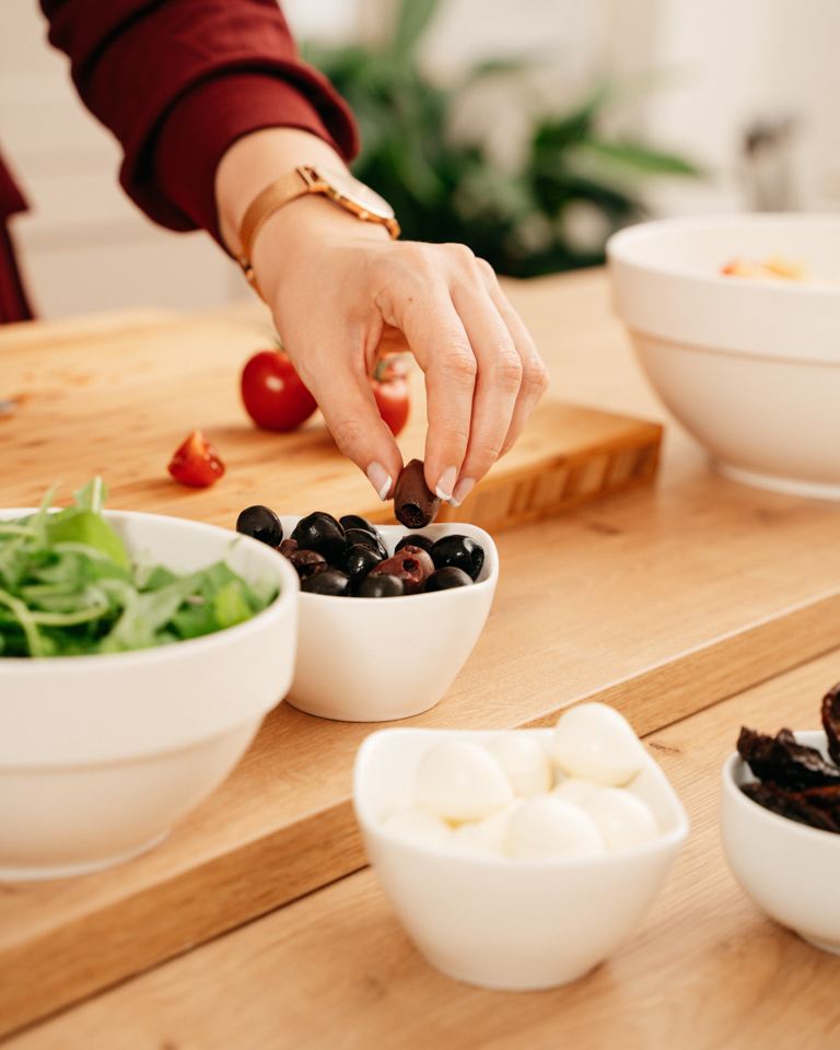 Schwarze Oliven als Zutat fuer den mediterranen Nudelsalat mit Tomaten Rucola und Mozzarella von Foodbloggerin Verena Pelikan