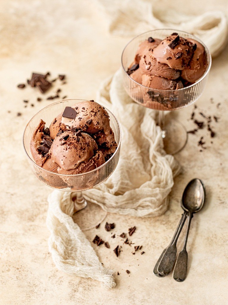 Selbst gemachtes Schokoladeneis mit der Eismaschine gemacht nach einem Rezept von Foodbloggerin Verena Pelikan