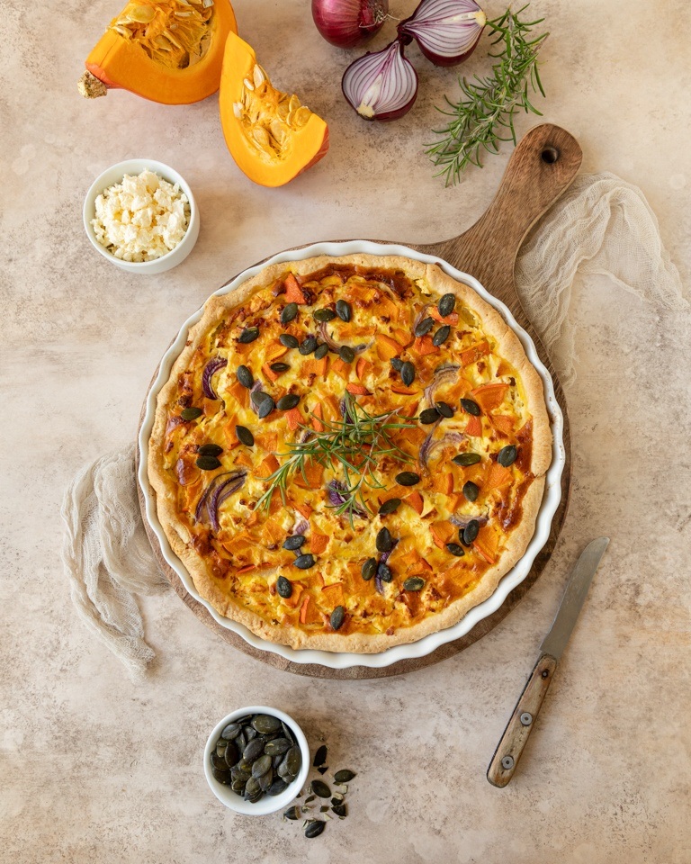 Leckere vegetarische Kuerbis Quiche mit Feta und Zwiebel nach einem Rezept von Foodbloggerin Verena Pelikan