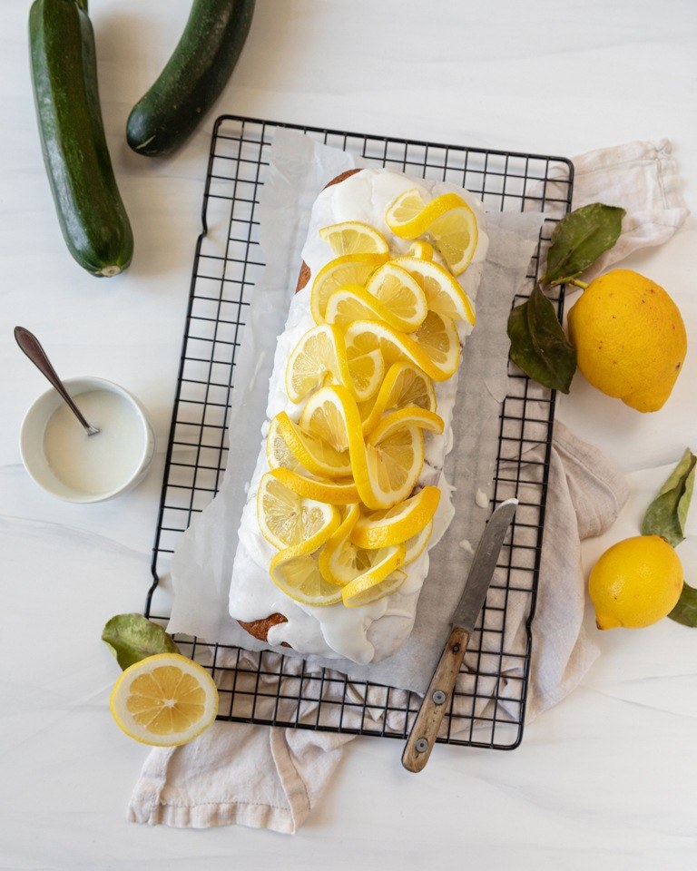 Saftiger Zucchini Zitronen Kuchen mit Zuckerguss nach einem Rezept von Foodbloggerin Verena Pelikan