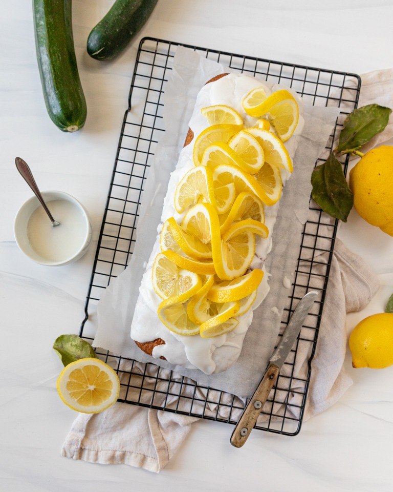 Saftiger Zucchinikuchen mit Zitrone gebacken nach einem Rezept von Foodbloggerin Verena Pelikan