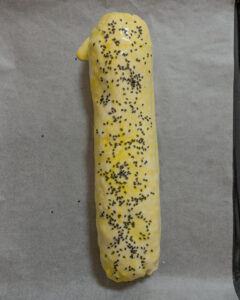 Zucchini Schinken Strudel mit verquirltem Ei bestrichen und mit Sesam bestreut bevor er in den Backofen kommt