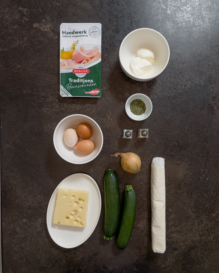 Zutaten fuer den Zucchini Schinken Strudel nach einem Rezept von Foodbloggerin Verena Pelikan