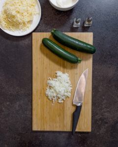 Zwiebelstuecke fuer den Zucchini Schinken Strudel von Foodbloggerin Verena Pelikan