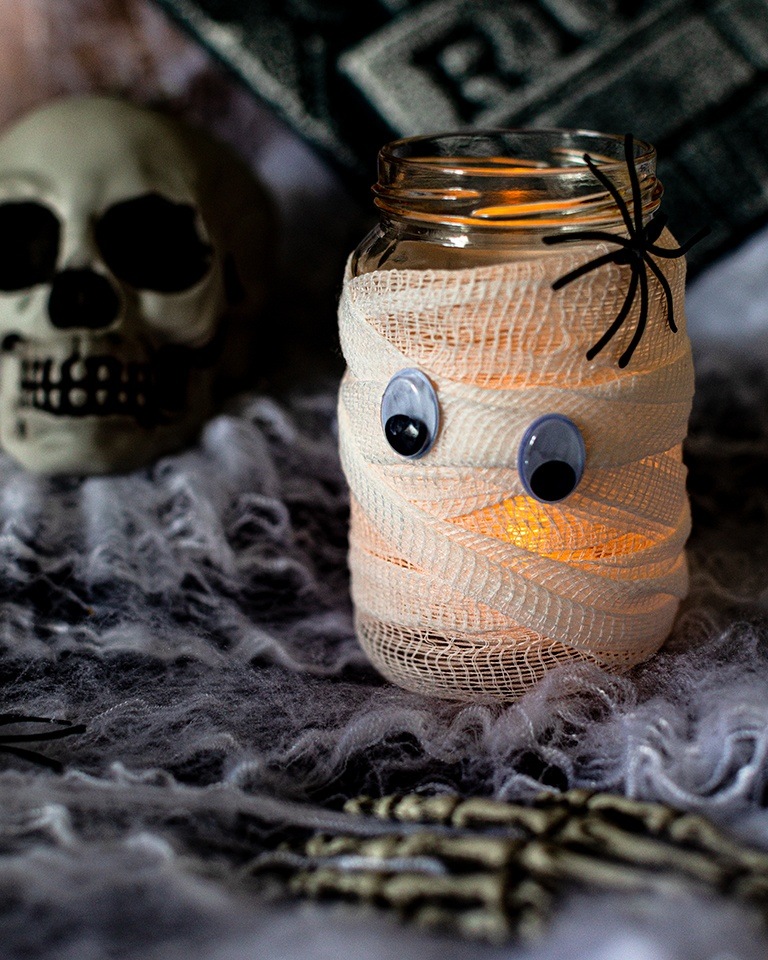 Gruselige Glasgeister basteln fuer Halloween als Dekoration