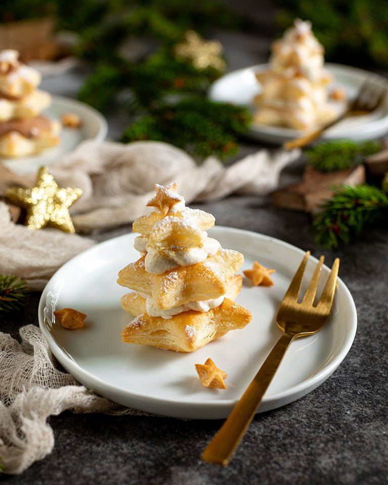 Einfaches Blaetterteig Dessert mit Lebkuchencreme gefuellt fuer Weihnachten gemacht nach einem Rezept von Foodbloggerin Verena Pelikan