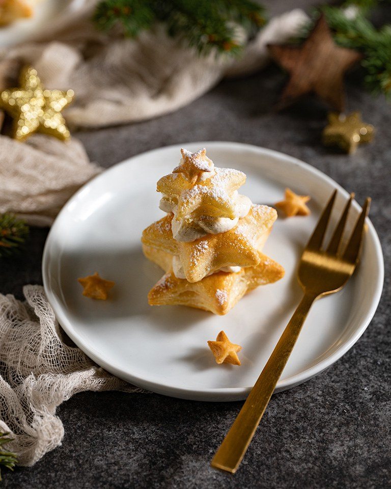 Blaetterteig Sterne Baum gefuellt mit Lebkuchencreme als Dessert zu Weihnachten nach einem Rezept von Foodbloggerin Verena Pelikan