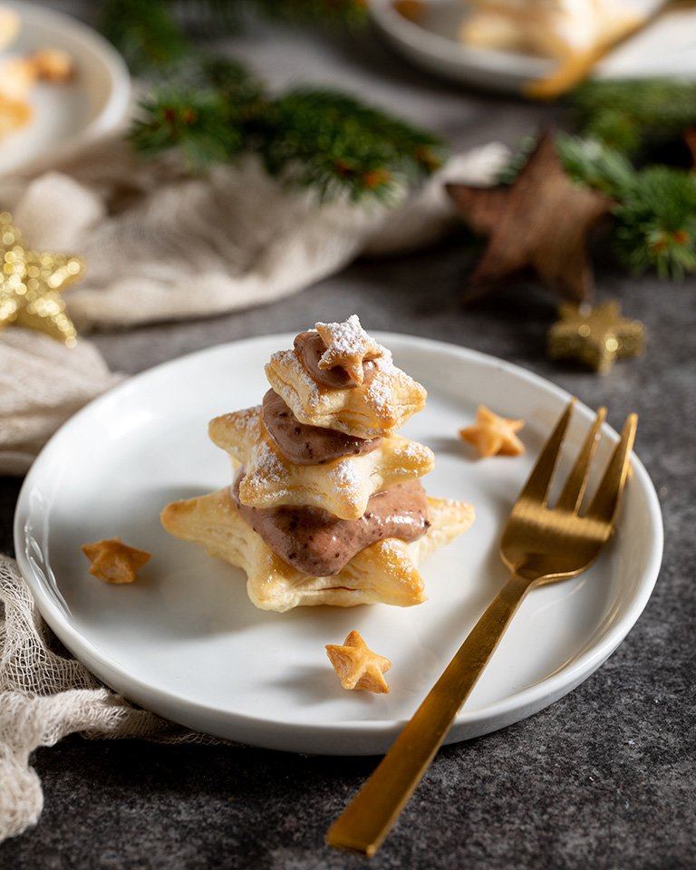 Blaetterteig Tannenbaemchen mit Nougat Lebkuchencreme gefuellt als Weihnachtsdessert gemacht nach einem einfachen Rezept von Foodbloggerin Verena Pelikan