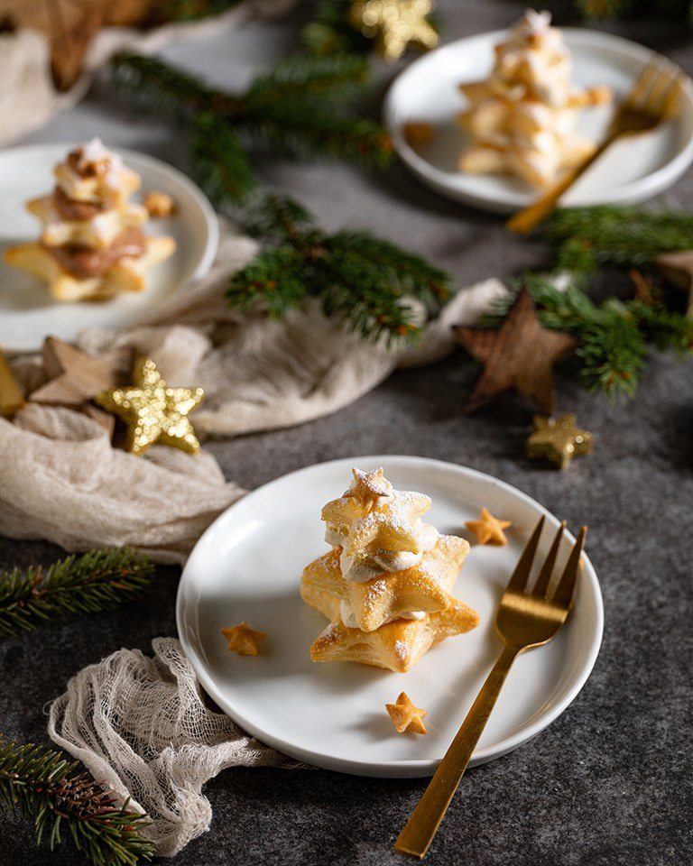 Leckere Blaetterteig Tannenbaeume gefuellt mit Lebkuchencreme als Dessert zu Weihnachten nach einem Rezept von Foodbloggerin Verena Pelikan