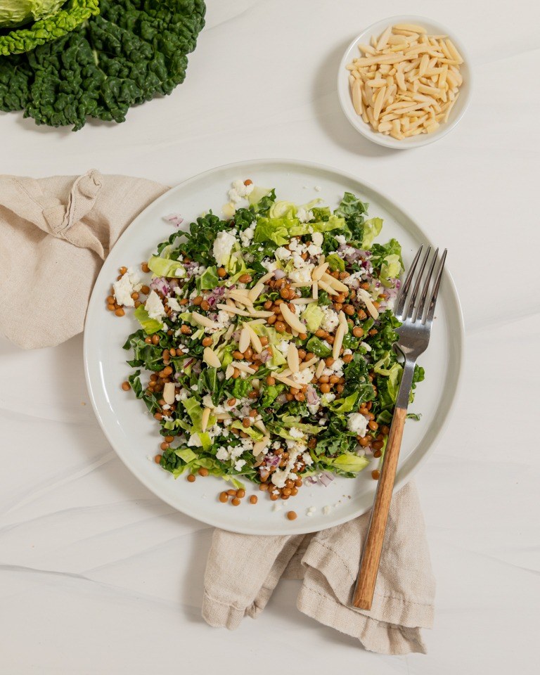 Leckerer Gruenkohlsalat mit Linsen Feta und Mandeln als vitaminreicher Salat im Winter gemacht nach einem Rezept von Foodbloggerin Verena Pelikan