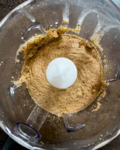Keksbroesel mit Milch und Eierlikoer vermengt fuer die Zubereitung von Keksreste Kuchen von Foodbloggerin Verena Pelikan