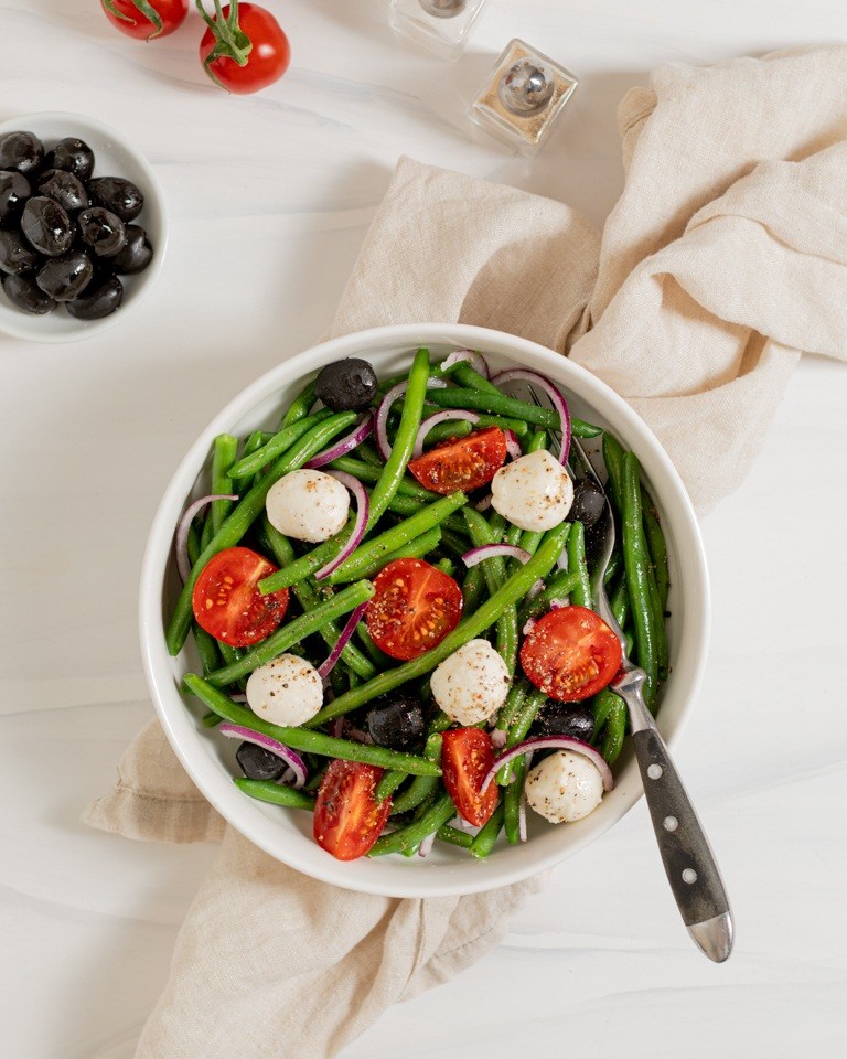 Salat mit Fisolen Tomaten Mozzarella und roter Zwiebel als Grillbeilage gemacht nach einem Rezept von Foodbloggerin Verena Pelikan