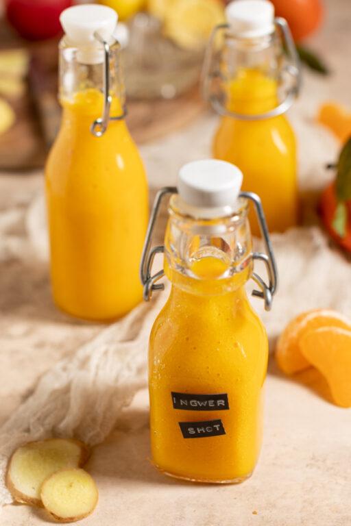 Selbst gemachter Ingwer Shot mit Zitronen und Orangen hergestellt nach einem Rezept von Verena Pelikan