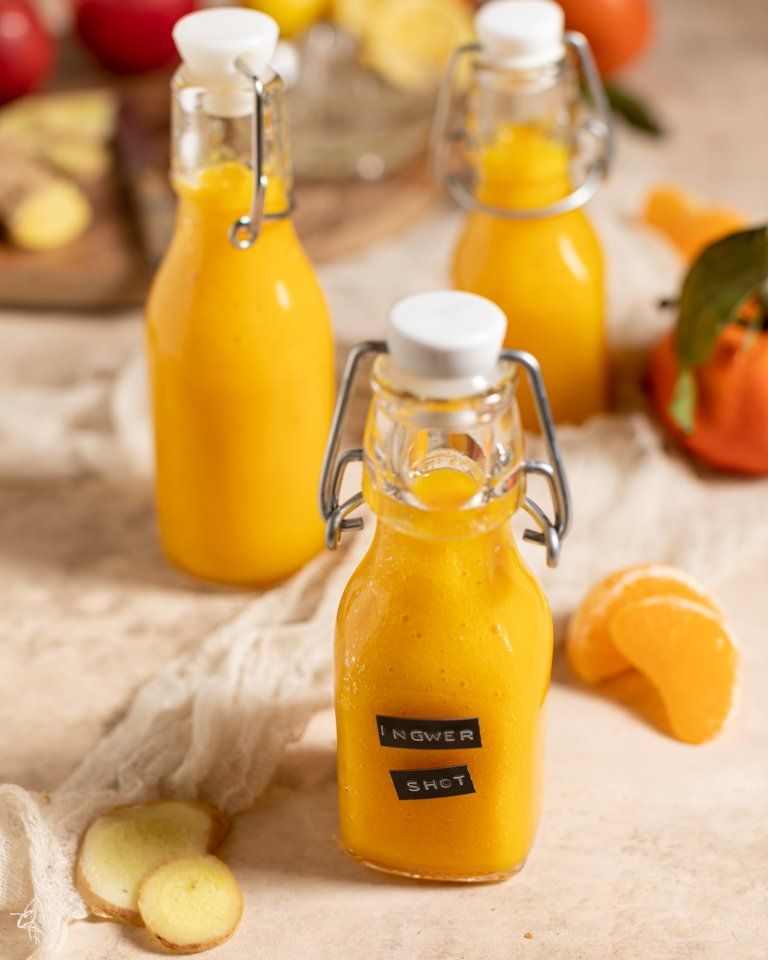 Selbst gemachter Ingwer Shot mit Zitronen und Orangen hergestellt nach einem Rezept von Verena Pelikan