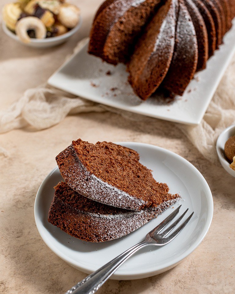 Zwei Stueck vom saftigen Keksreste Kuchen nach einem Rezept von Foodbloggerin Verena Pelikan am Teller