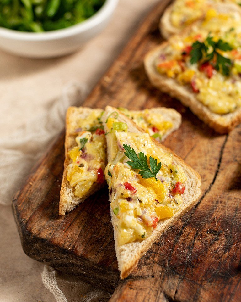 vegetarisch ueberbackener Toast mit Ei nach einem Rezept von Foodbloggerin Verena Pelikan