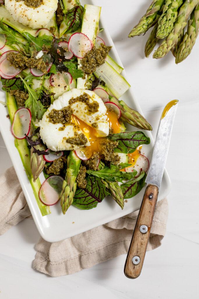 Einfacher Spargelsalat mit gruenem Spargel Radieschen und pochiertem Ei als leckerer Fruehlingssalat gemacht nach einem Rezept von Verena Pelikan
