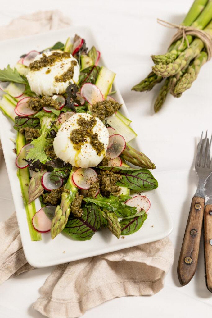 Gruener Spargelsalat auf Blattsalat mit Radieschen und pochiertem Ei gemacht nach einem Rezept von Foodbloggerin Verena Pelikan