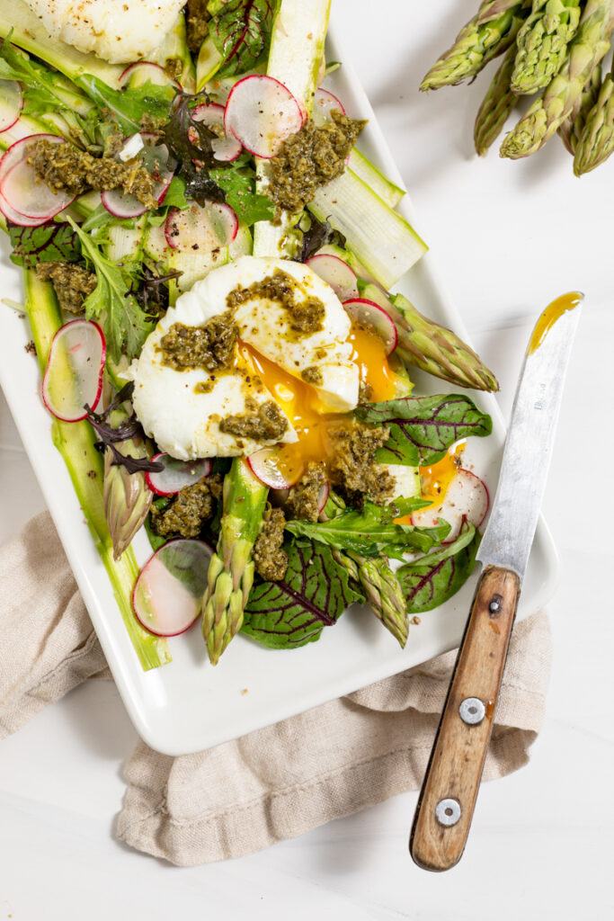 Gruener Spargelsalat auf Blattsalat mit Radieschen Pesto und pochiertem Ei gemacht nach einem Rezept von Foodbloggerin Verena Pelikan
