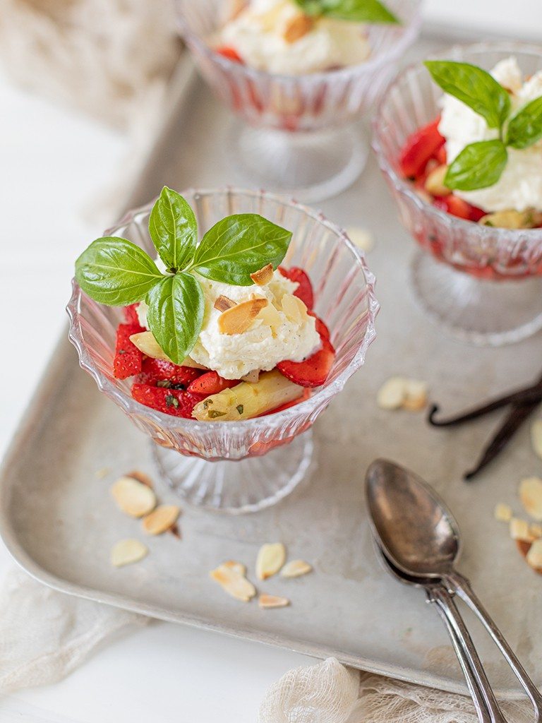 Suesser Erdbeer Spargel Salat als fruehlingshaftes Dessert serviert nach einem Rezept von Foodbloggerin Verena Pelikan