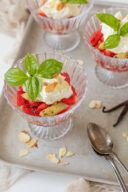 Erfrischender suesser Spargel Erdbeer Salat als Dessert serviert nach einem Rezept von Foodbloggerin Verena Pelikan