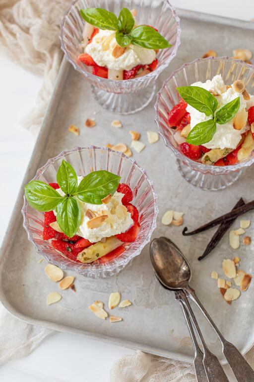 Leckerer suesser Spargel Erdbeer Salat mit Basilikum gemacht nach einem Rezept von Foodbloggerin Verena Pelikan