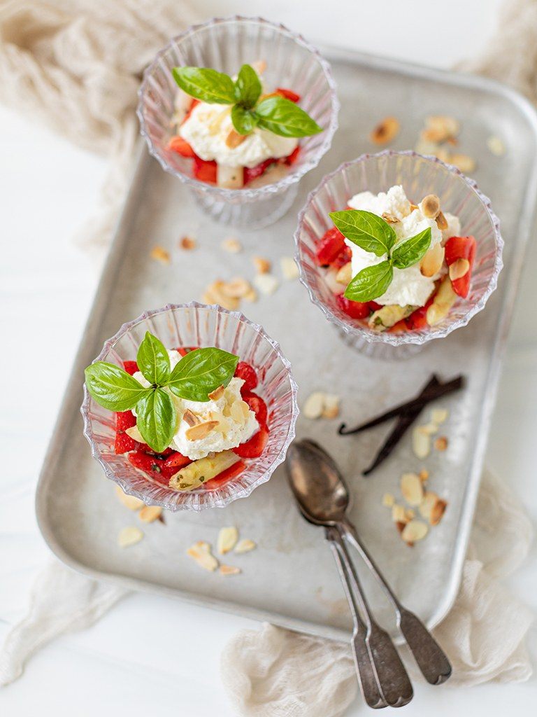 Suesser Spargel Erdbeer Salat mit Basilikum und geroesteten Mandeln serviert als fruehlingshaftes Dessert nach einem Rezept von Foodbloggerin Verena Pelikan
