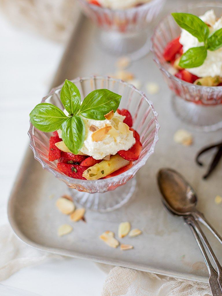 Erfrischender suesser Spargel Erdbeer Salat mit Schlagobers Basilikum und Mandelblaettchen serviert nach einem Rezept von Foodbloggerin Verena Pelikan