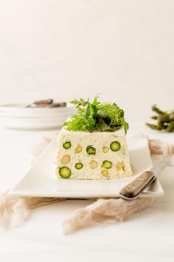 Fruehlingshafte Spargel Terrine mit gruenem und weissem Spargel gemacht nach einem Rezept von Foodbloggerin Verena Pelikan