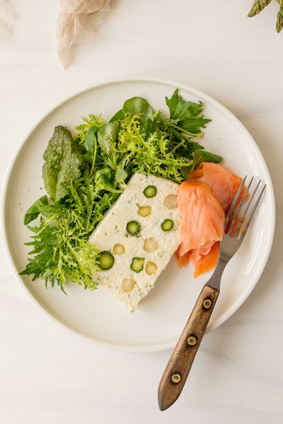 Fruehlingshafte Spargelterrine serviert mit Blattsalat und Lachs nach einem Rezept von Foodbloggerin Verena Pelikan