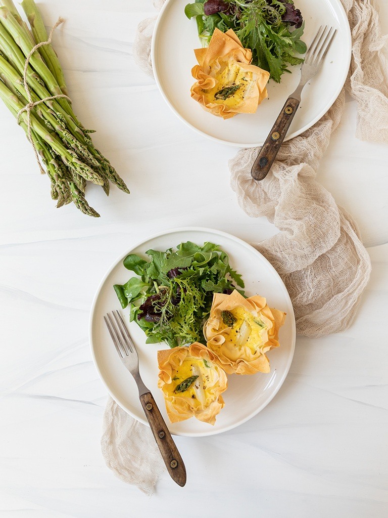 Knusprige Spargeltoertchen gemacht in der Muffinform serviert mit Blattsalat als Hauptspeise nach einem Rezept von Foodbloggerin Verena Pelikan