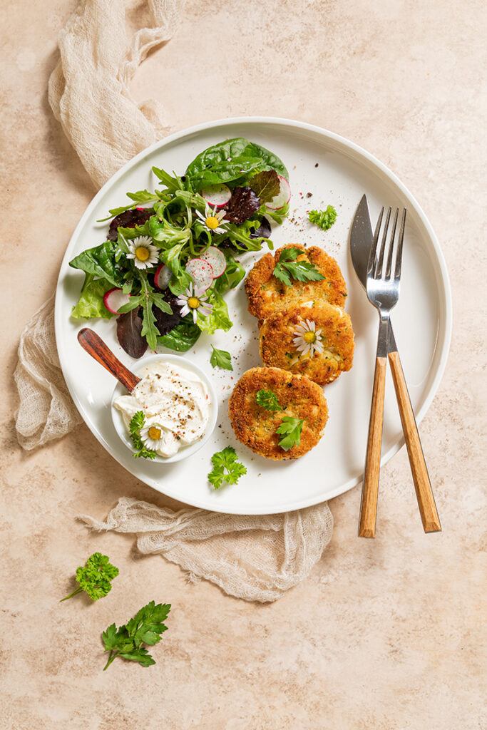 Eierlaibchen mit knackigem Salat und Knoblauchsauce serviert als vegetarische Hauptspeise nach einem Rezept von Foodbloggeirn Verena Pelikan