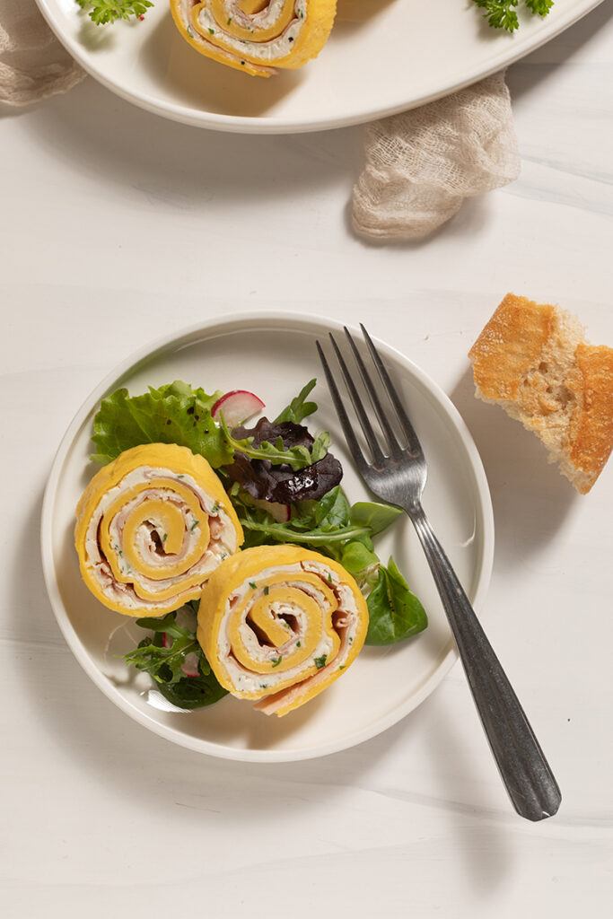 Schinken Kaese Roellchen auf Blattsalat serviert als Vorspeise nach einem Rezept von Foodbloggerin Verena Pelikan