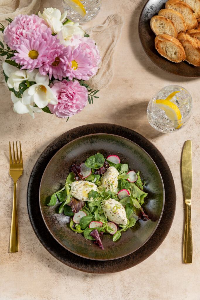 Raecherforellenmousse auf Blattsalat als fruehlingshafte Vorspeise gemacht nach einem Rezept von Verena Pelikan