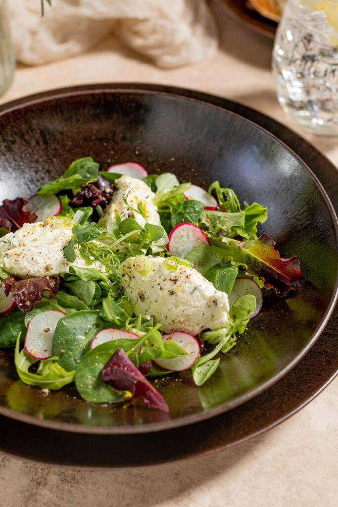 Raeucherforellenmousse auf Blattsalat als fruehlingshafte Vorspeise gemacht nach einem Rezept von Verena Pelikan