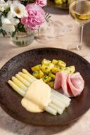 Weisser Spargel mit selbst gemachter Sauce Hollandaise und Petersilerdaepfel gekocht nach einem einfachen Rezept von Verena Pelikan